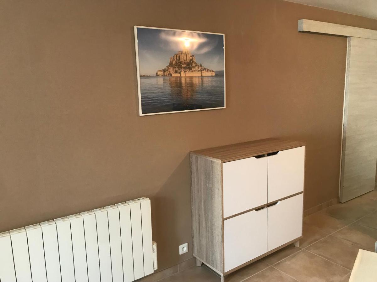 Hebergements Situes A 6 Kms Du Mont Saint Michel Apartment